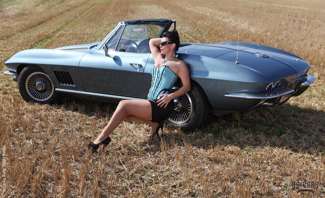 Wer braucht ein Bett, wenn er solch ein Auto im Kornfeld haben kann? Und auch das Model, das sich an die Chevrolette Corvette Convertible schmiegt, stört nicht.