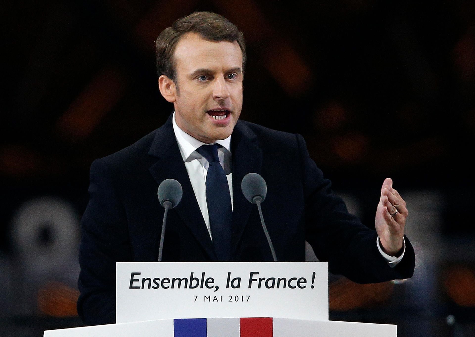 Emmanuel Macron spricht in Paris nach dem Sieg bei der Präsidentenwahl zu seinen Anhängern am Louvre.