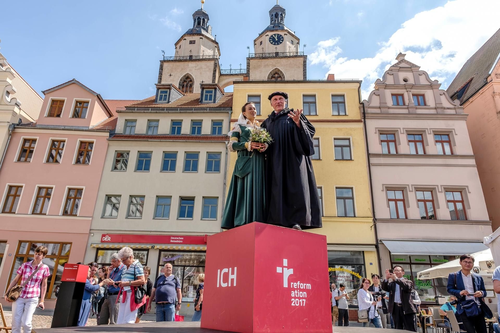 Das Lutherpaar auf dem Sockel der Reformation in Wittenberg.