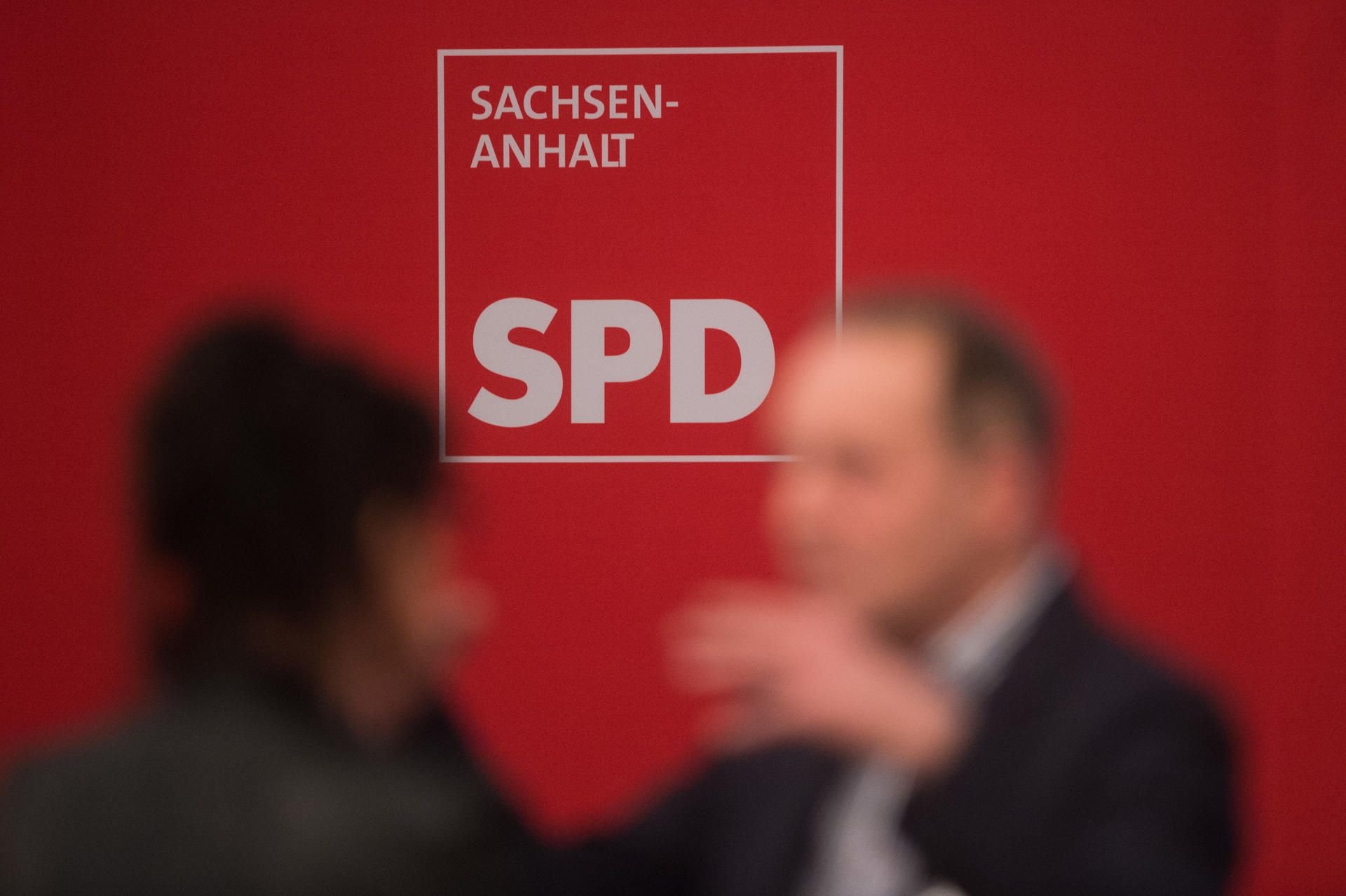 Delegierte diskutieren in Wernigerode kurz vor Beginn des Landesparteitages der SPD Sachsen-Anhalt.