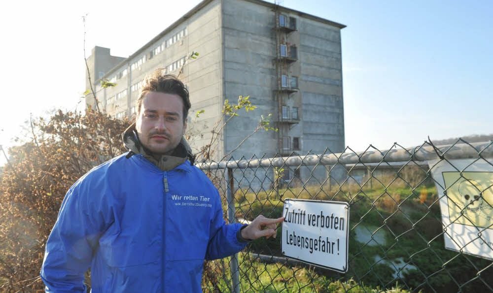 Aktivist Jan Peifer vor der Anlage in Maasdorf . Nun muss er sich vor Gericht verantworten.