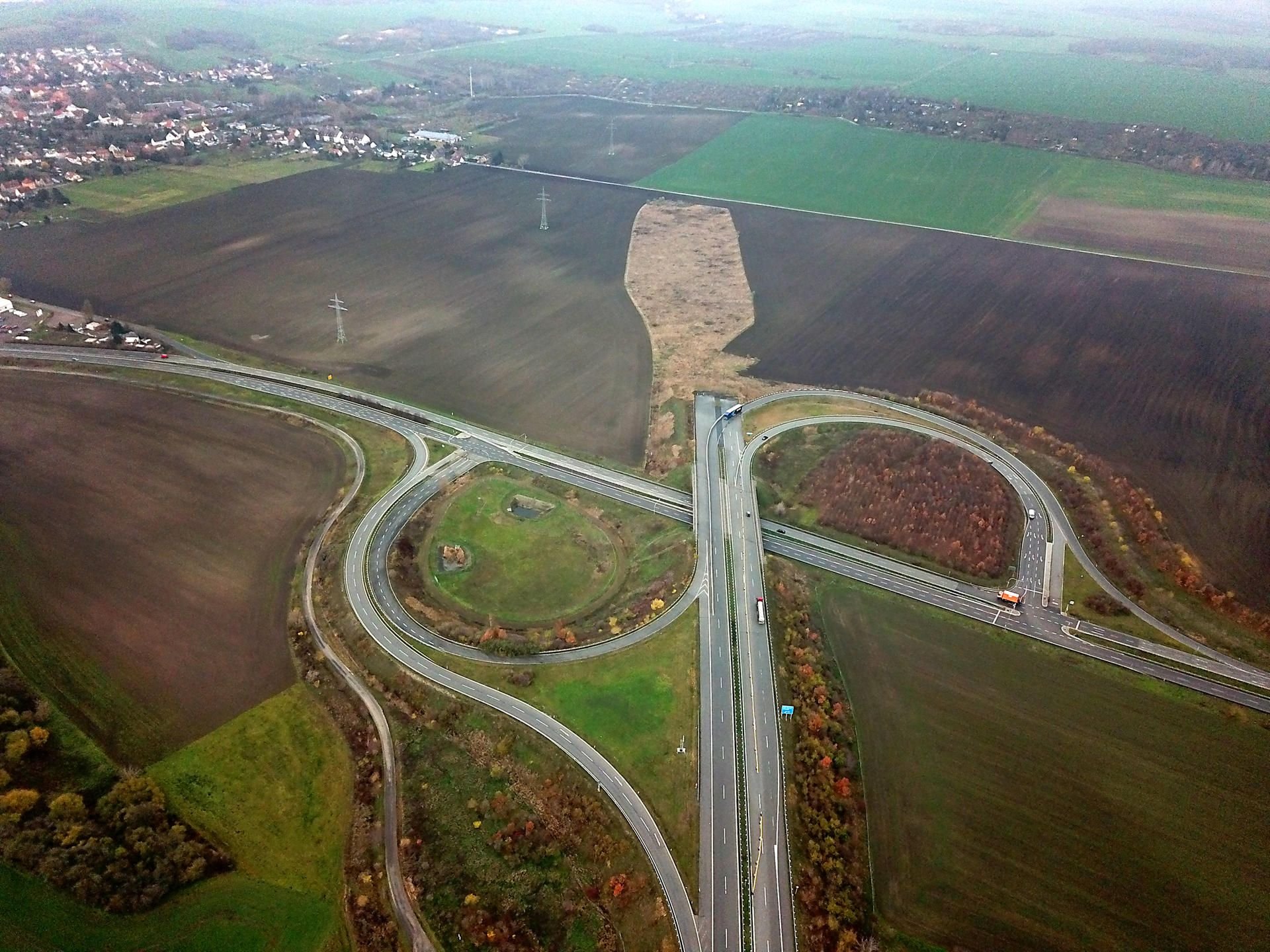 Nach fast drei Jahrzehnten Bauplanung, Klagen und Naturschutzprotesten beginnen die finalen Arbeiten an der Autobahn 143 bei Halle.