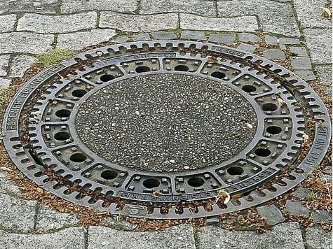 Darf man über einem Gullideckel parken? Die Antwort lautet: nein.