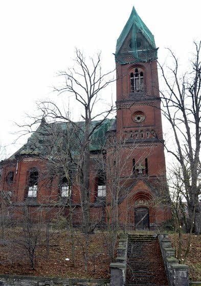 Die rote Waldauer Kirche wird am 6. Mai versteigert.