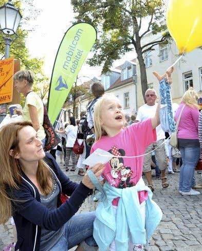 Amber Schöpp war mit ihrer Mutti zum Singen und Luftballon steigen lassen in die Stadt gekommen.