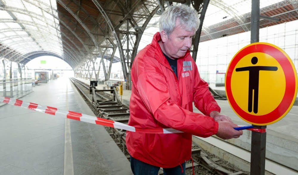 Mit Absperrband sperrte ein Mitarbeiter die Bahnsteige auf dem Hauptbahnhof in Leipzig. Die Bauarbeiten dauern nun länger als geplant.