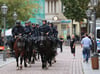 Eine Reiterstaffel der Polizei reitet durch Köthen.