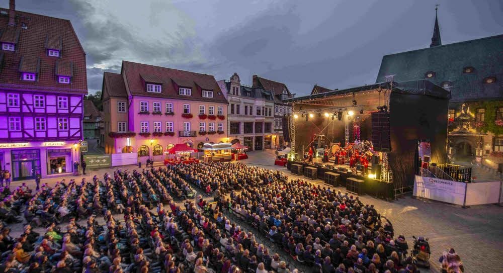 Mehr als 1.000 Besucher kamen zu der Open-Air-Veranstaltung „Cantus Buranus” auf dem Markt in Quedlinburg. Für einige war das Spektakel mit Einschränkungen verbunden.