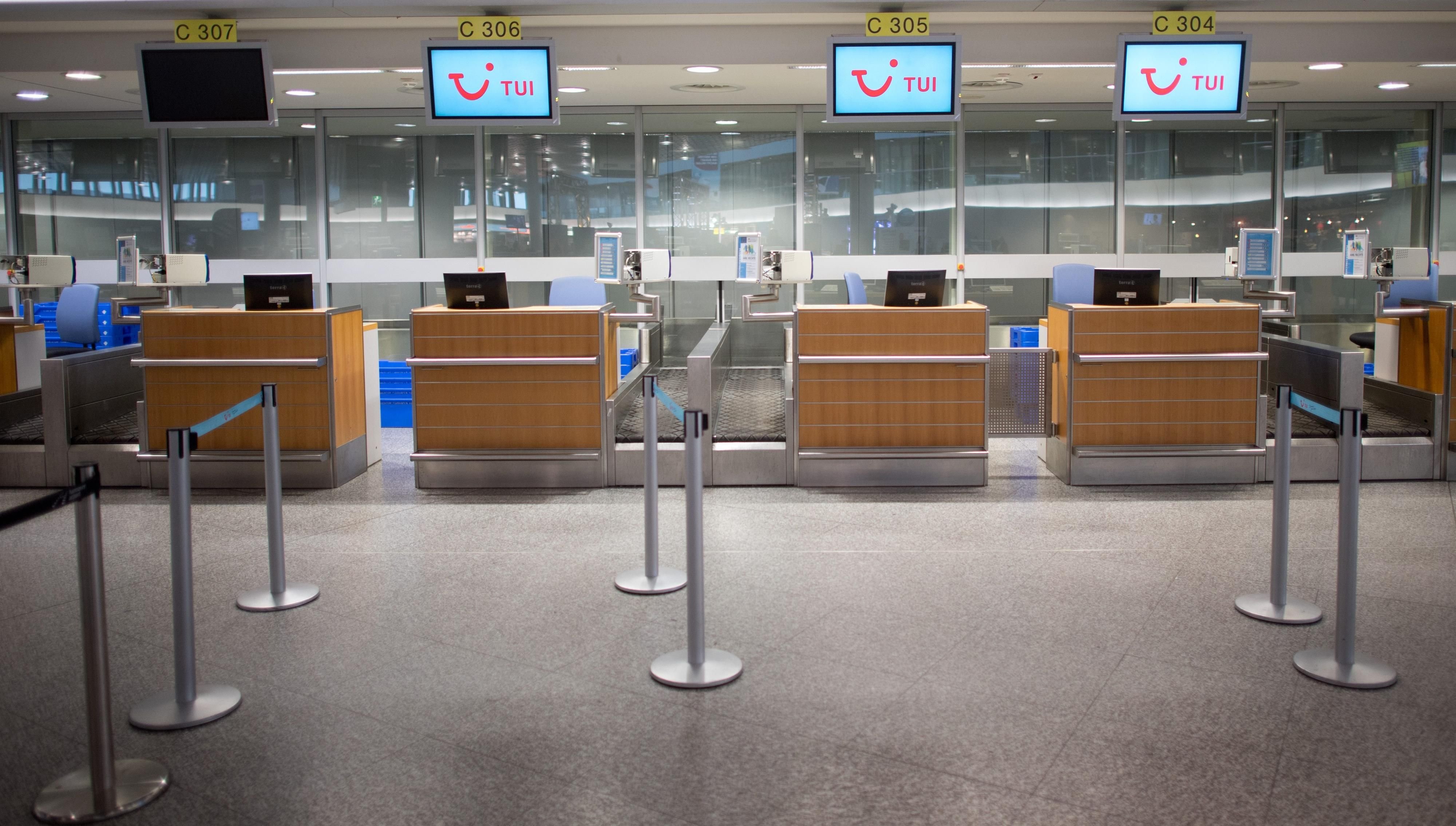 Menschenleer zeigt sich am 06.10.2016 der Check-In von Tuifly am Flughafen in Hannover (Niedersachsen).