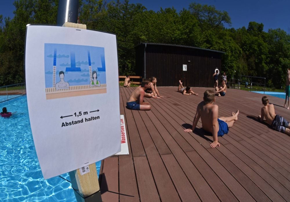 Noch ist die Zahl der Besucher im Freibad in Aschersleben überschaubar. Das macht das Abstandhalten leicht.