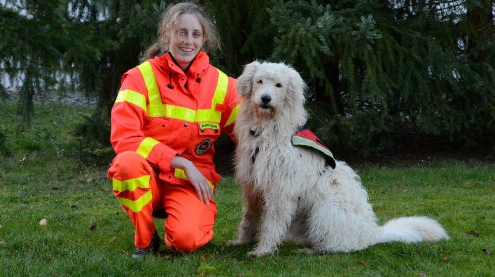 Jennifer Tschipang und ihr Hund Shiro von der Hundestaffel der DLRG fanden den kleinen Jungen.