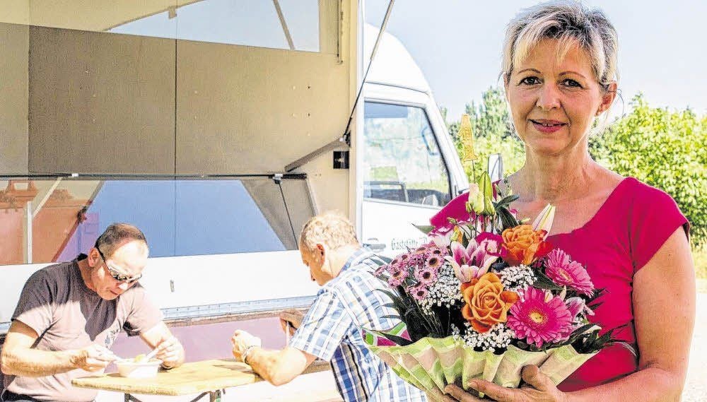 Heidrun Förste aus Biesenrode freut sich über den Blumenstrauß von der MZ. Ihre Feldküche an der Sangerhäuser Arbeitsagentur ist Spitze.