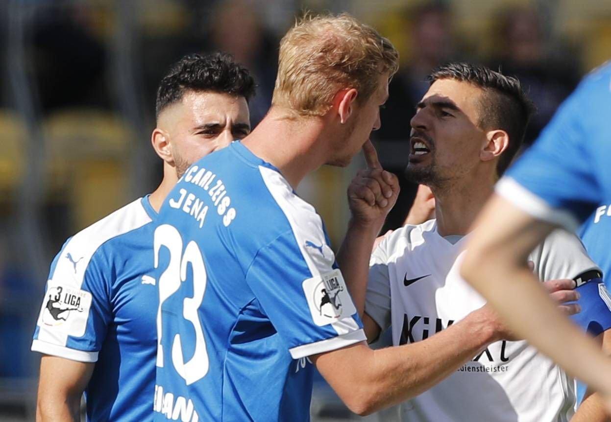 Meppens Kapitän Martin Wagner (re.) war nach dem 1:2-Anschlusstreffer von Sören Eismann(li.) mächtig sauer.