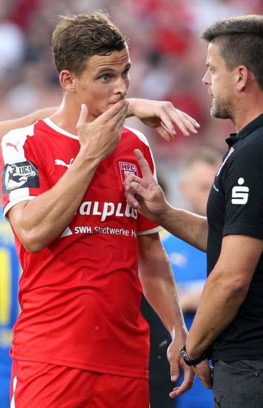 Trainer Torsten Ziegner (r.) setzt auf die Dienste von Zugang Moritz Heyer.