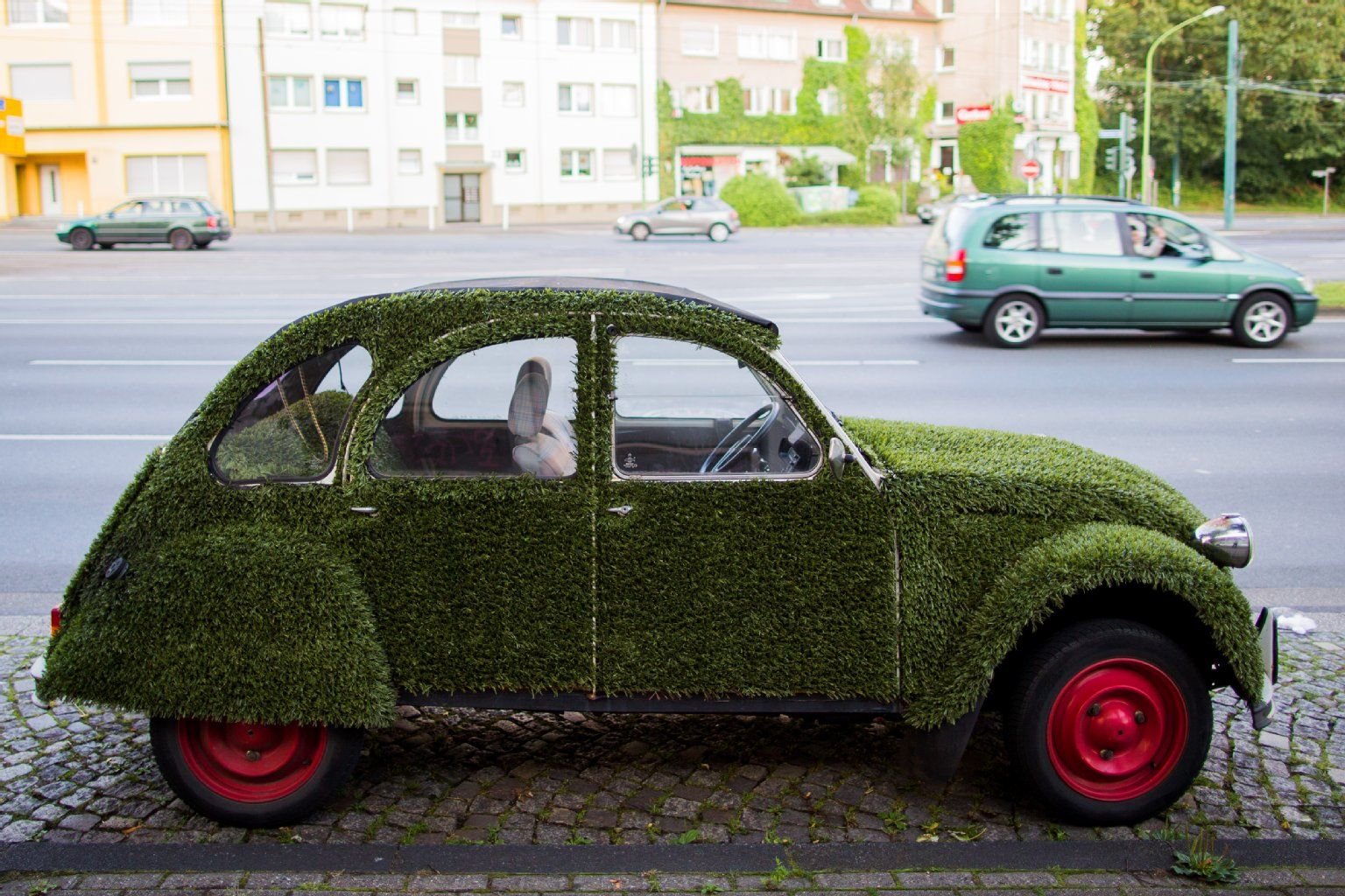 Eine Ente ist Kunst: Ein mit Kunstrasen beklebter Citroen 2CV