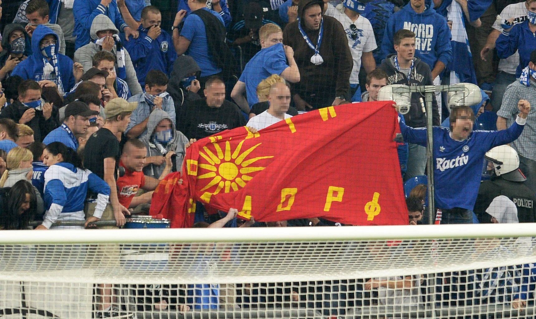 Auslöser der Krawalle: Schalker Fans hatten eine mazedonische Fahne enthüllt, um Salonikis Anhänger zu provozieren.