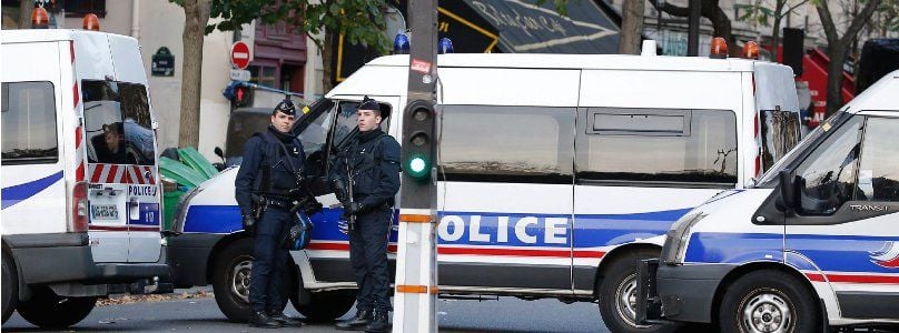 Ein Polzist steht vor der Konzerthalle Bataclan in Paris. Der Schuh eines Opfers ist auf der Straße liegengeblieben.