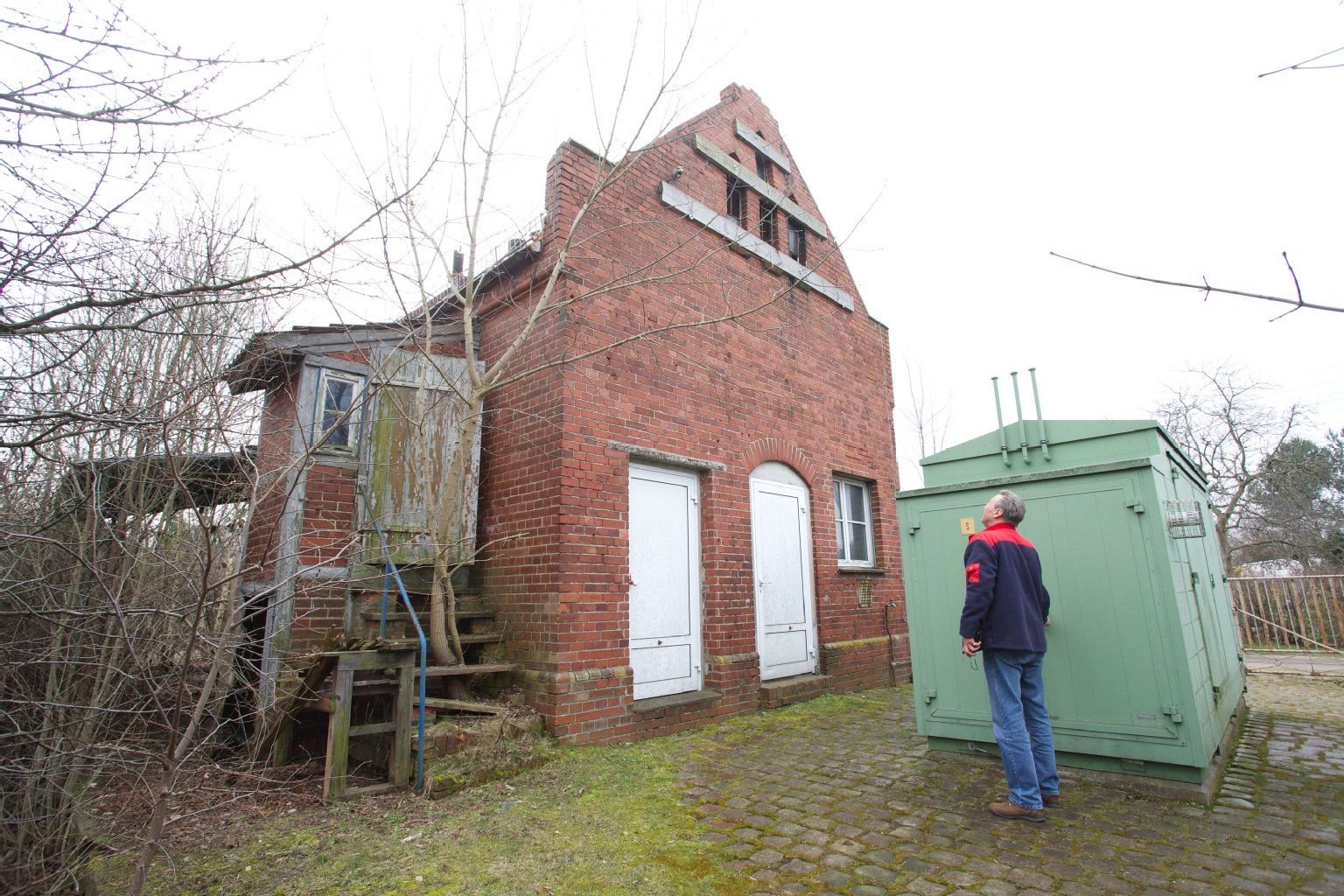 Am 8. März 1989 soll der damals 32-jährige Ingenieur Winfried Freudenberg an dieser ehemaligen Reglerstation (rotes Backsteinhaus) in Berlin-Blankenburg seinen Gasballon mit Gas gefüllt haben.