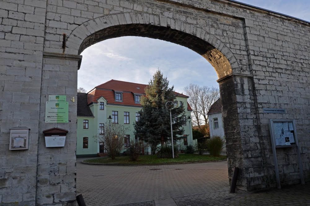 Das Cochstedter Rathaus steht zum Verkauf.