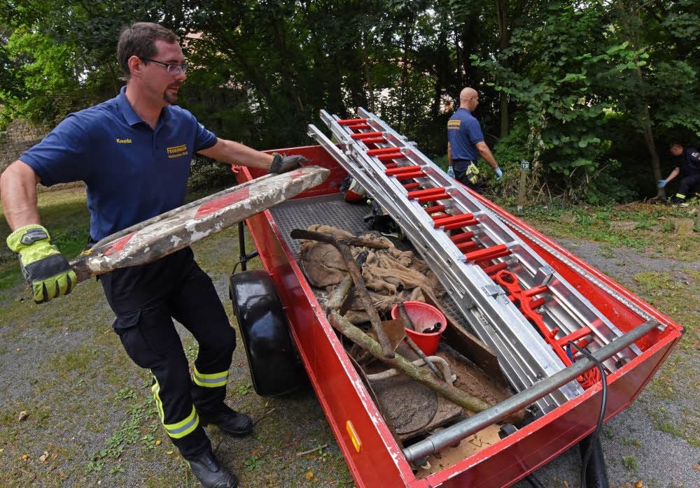 Auch die Feuerwehr hilft mit bei der Aktion vom Jugendforum Aschersleben und macht eine Übung daraus.