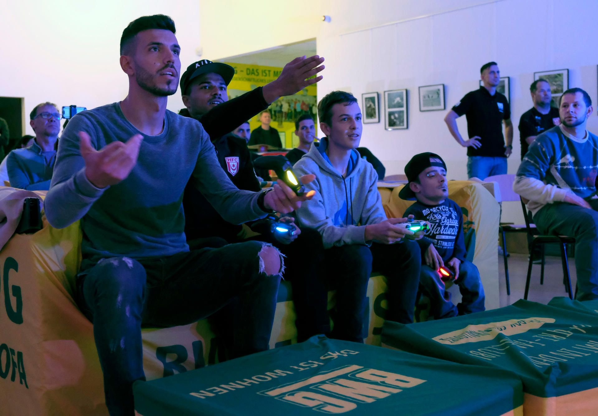 Die HFC-Profis Klaus Gjasula (l.) und Marvin Ajani (2.v.l.) messen sich bei Fifa 18 mit den Fans.