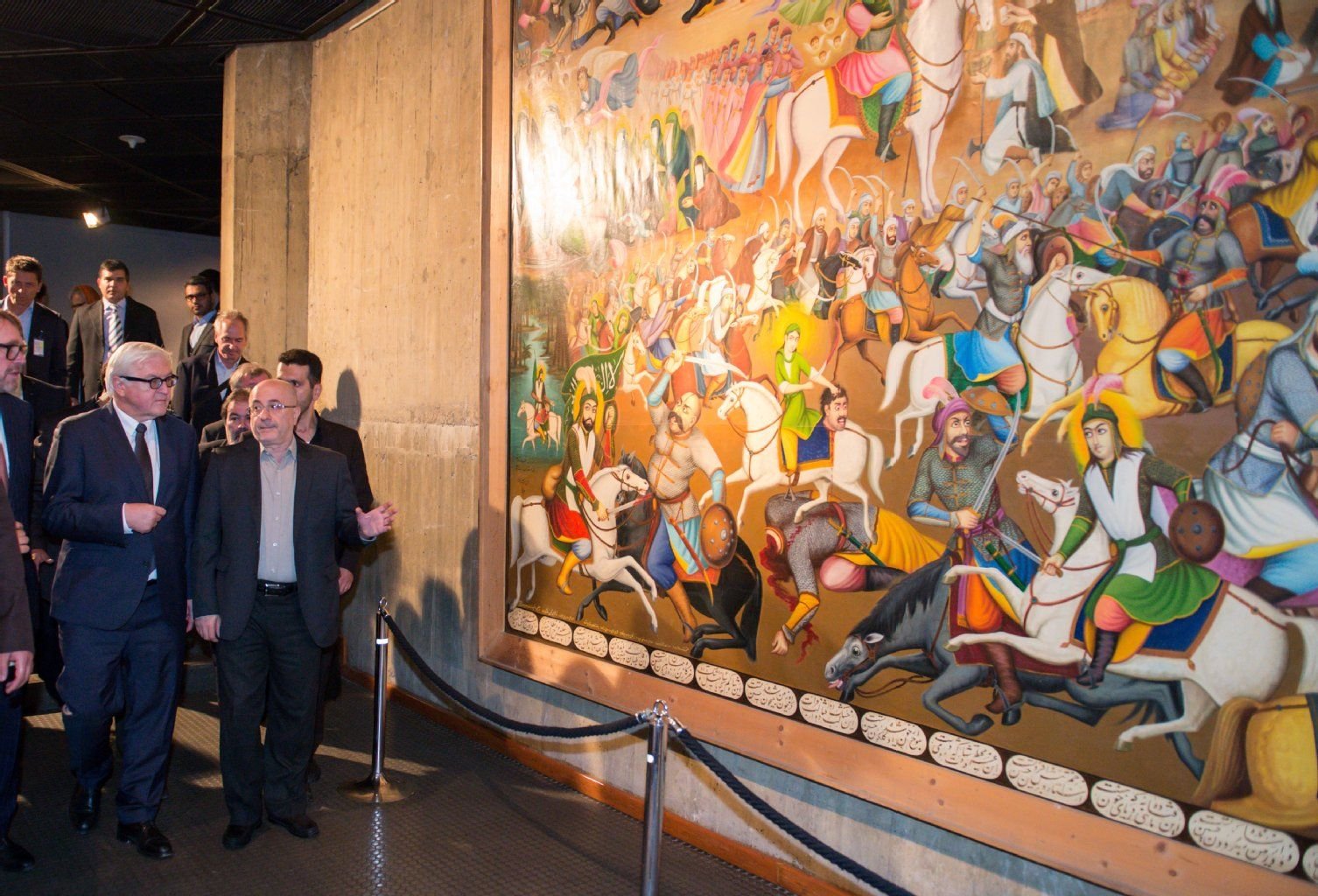 Bundesaußenminister Frank-Walter Steinmeier (l, SPD) im Tehran Museum of Contemporary Art.