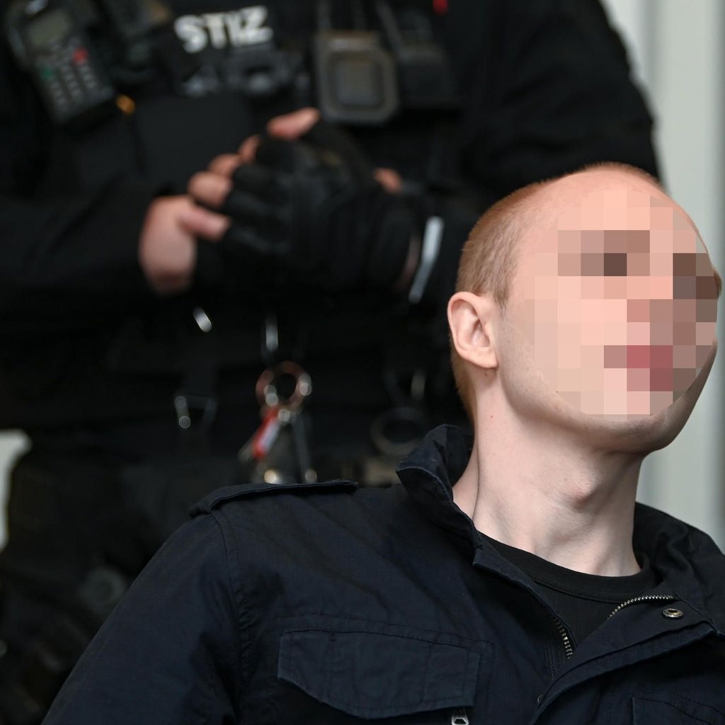 Stephan B. hatte zwei Menschen bei einem Attentat in Halle getötet. Nun wird er aufgrund einer Geiselnahme in der JVA Burg erneut angeklagt.