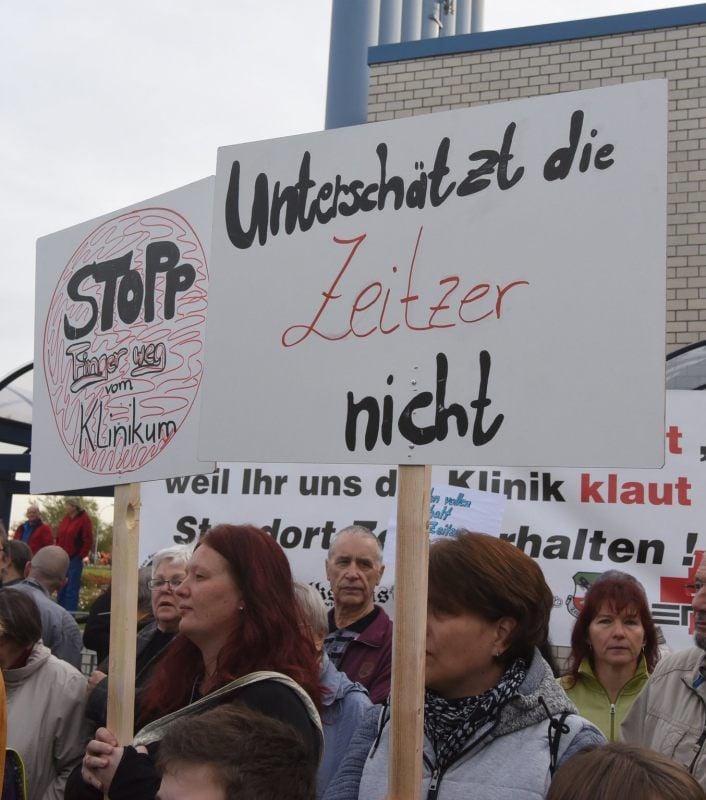 Tausende waren auf der Straße, um das Zeitzer Klinikum zu retten und freuen sich nun über den Erfolg.