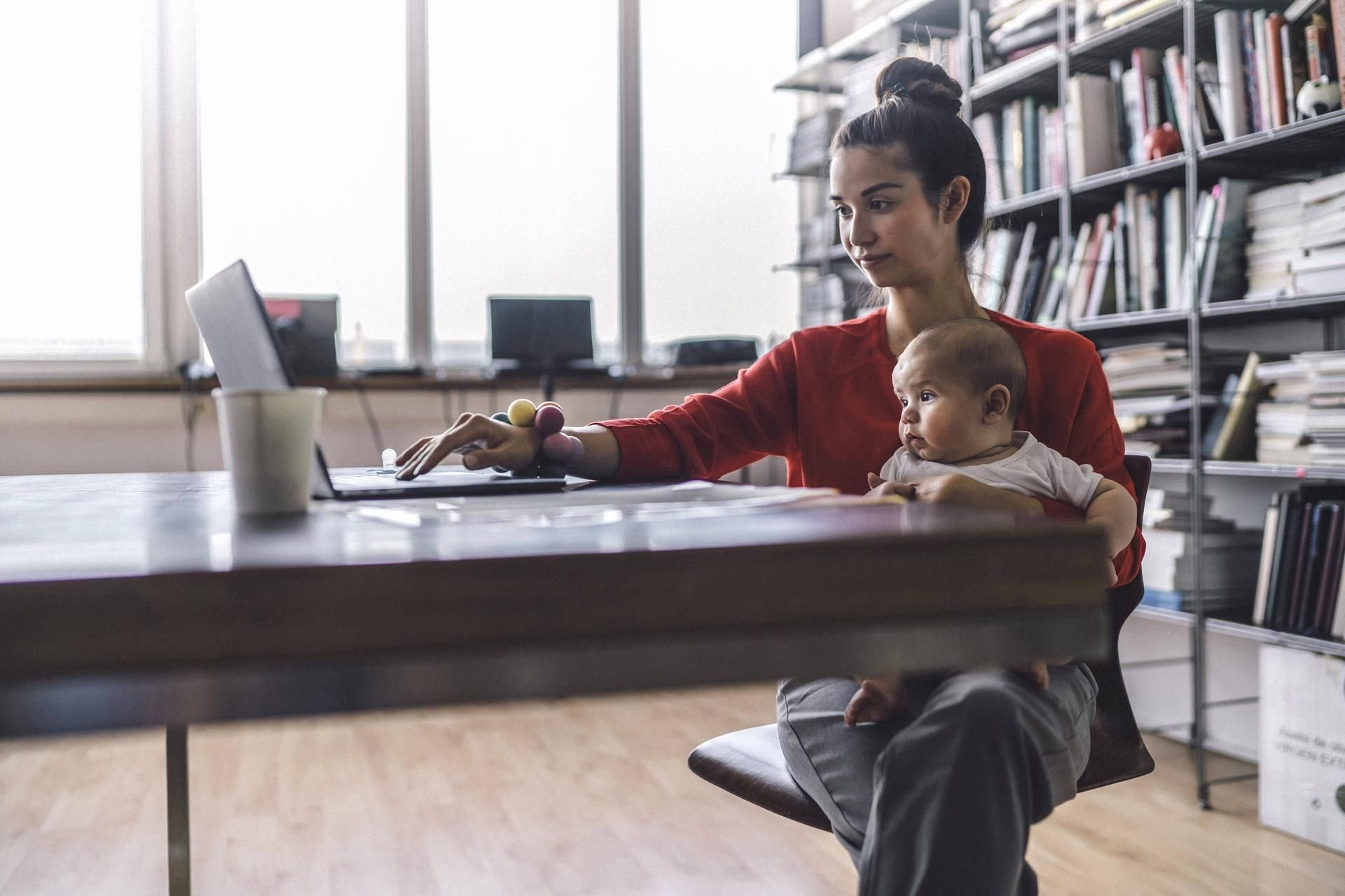 Wieder in den alten Job zurück? Oder etwas ganz Neues machen? Viele Mütter fragen sich nach der Babyzeit, wie es weitergehen soll.