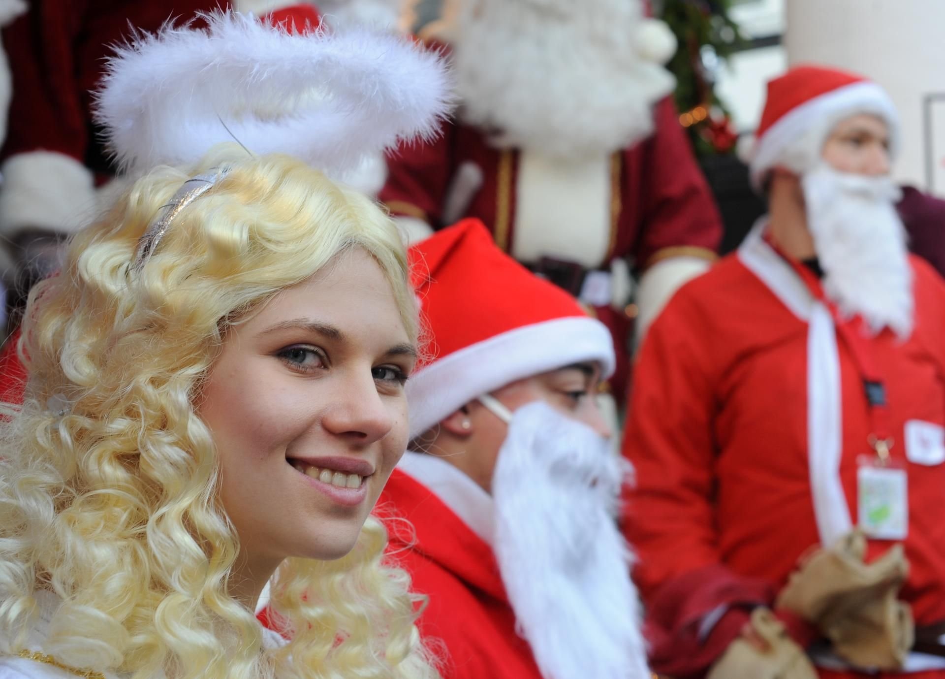 Mal kommt das blond-gelockte Christkind und mal der bärtige Weihnachtsmann. Doch wieso eigentlich?