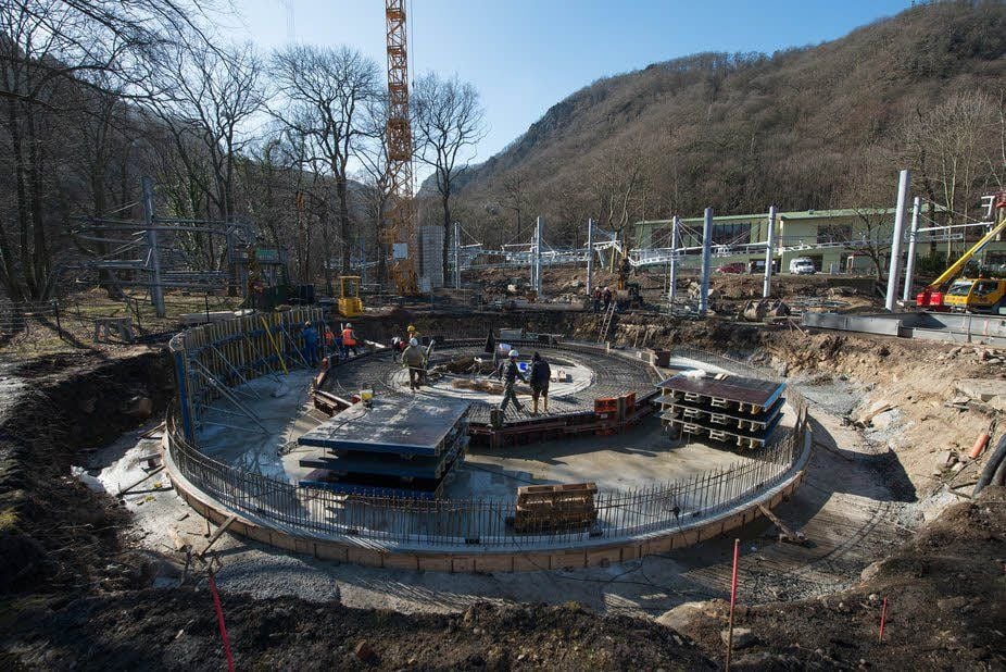 Das Fundament für das Wasserkarussell entsteht.