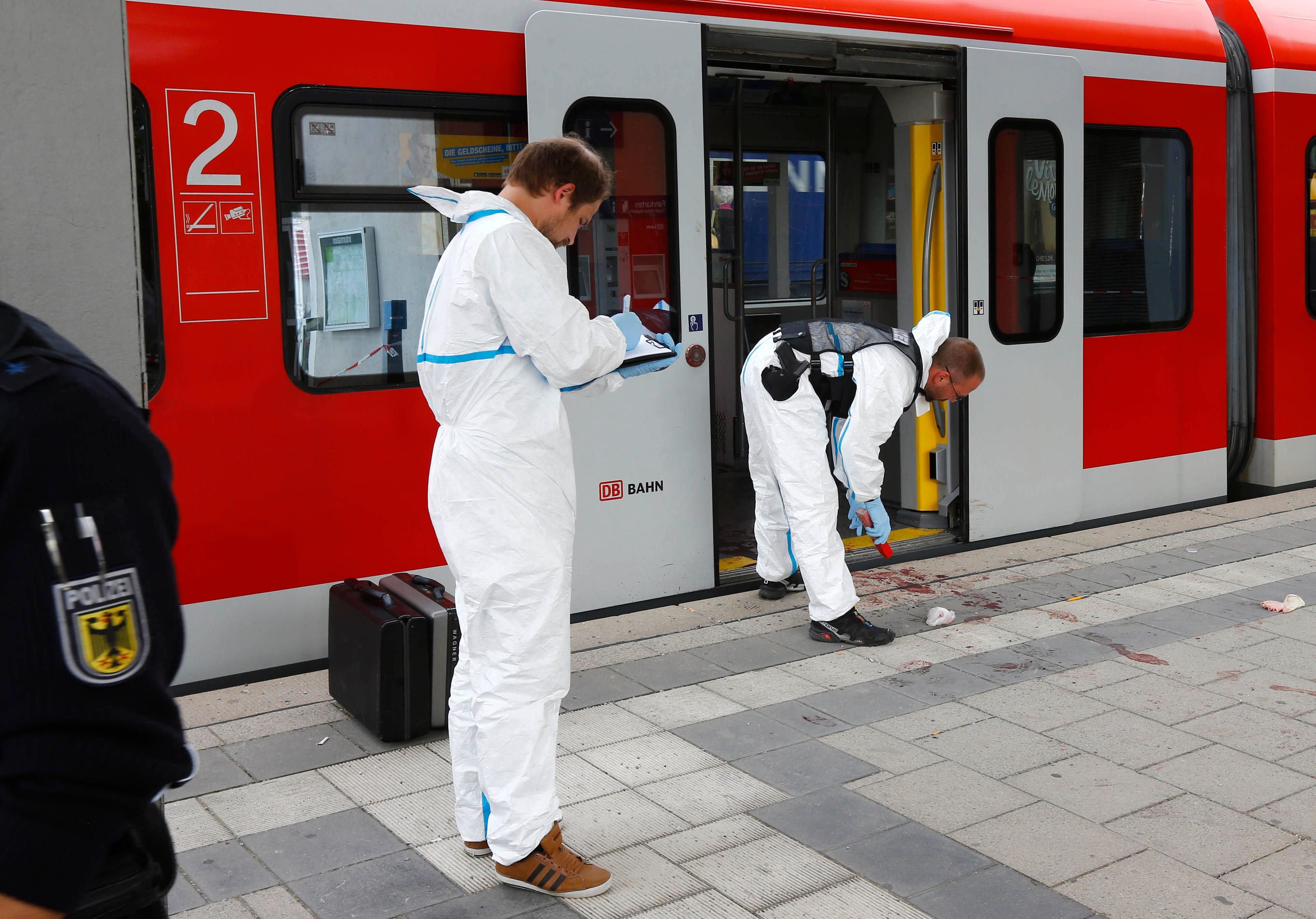 Der anscheinend geistig verwirrte Mann hatte nach ersten Ermittlungen am Dienstagmorgen einen 56 Jahre alten Fahrgast erstochen und drei weitere Männer mit Messerstichen teils lebensgefährlich verletzt.