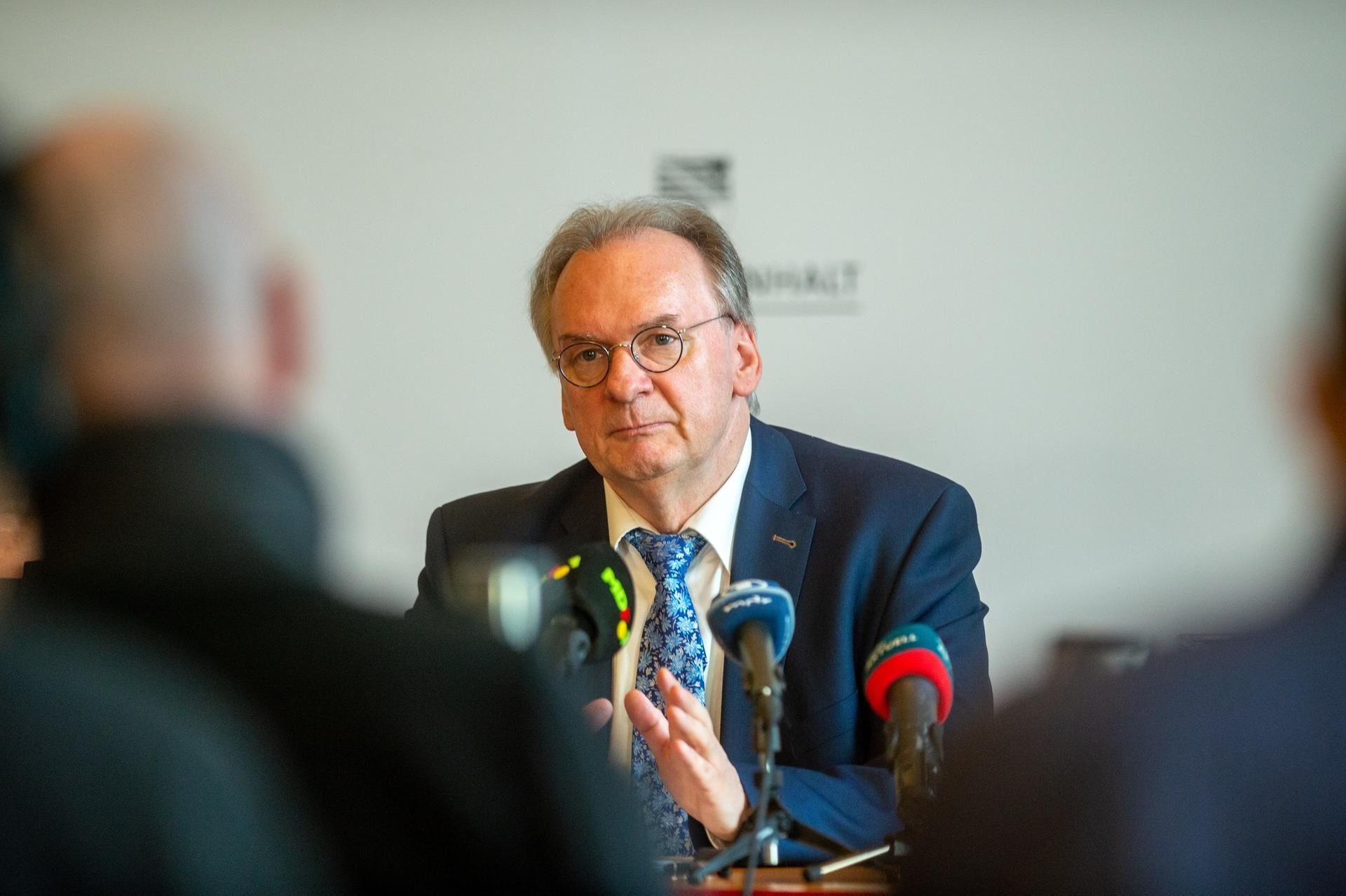 Sachsen-Anhalts Ministerpräsident Reiner Haseloff (CDU) spricht auf einer Pressekonferenz zum Thema Corona-Virus.