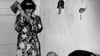 Anneliese Senft demonstriert der Polizei 1962 an einer Puppe, wie sie ihren Mann erschlagen hat.