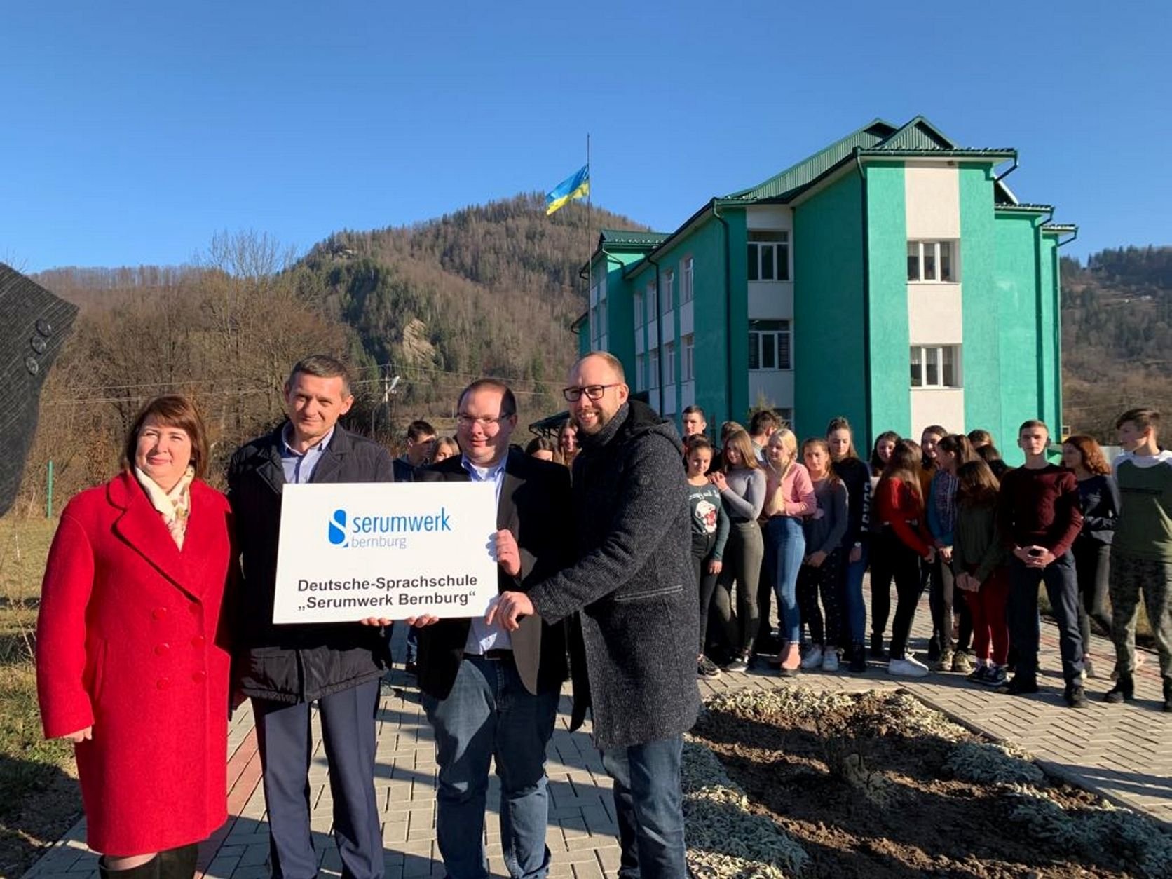 Frank Wyszkowski (von rechts) und Monty Weisbach unterzeichneten für das Serumwerk Bernburg einen Vertrag über die Gründung einer Sprachschule mit Dmytro Iwanjuk, Bürgermeister von Biloberizka.
