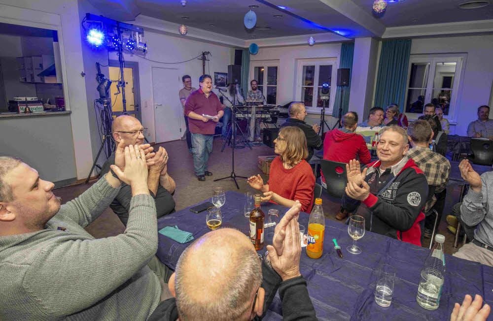 Beifall für die Worte von Notfallmediziner Klaus Schmidt. Rotkreuzler und Wegbegleiter feiern eine Abschiedsparty bei der Feuerwehr.