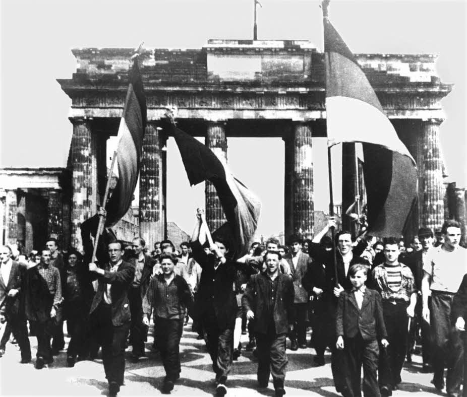 Mit wehenden Fahnen am 17. Juni 1953 vom Ost-Sektor Berlins aus durchs Brandenburger Tor: An einer Aufhebung der deutschen Teilung hatte der Westen zu diesem Zeitpunkt kein Interesse.
