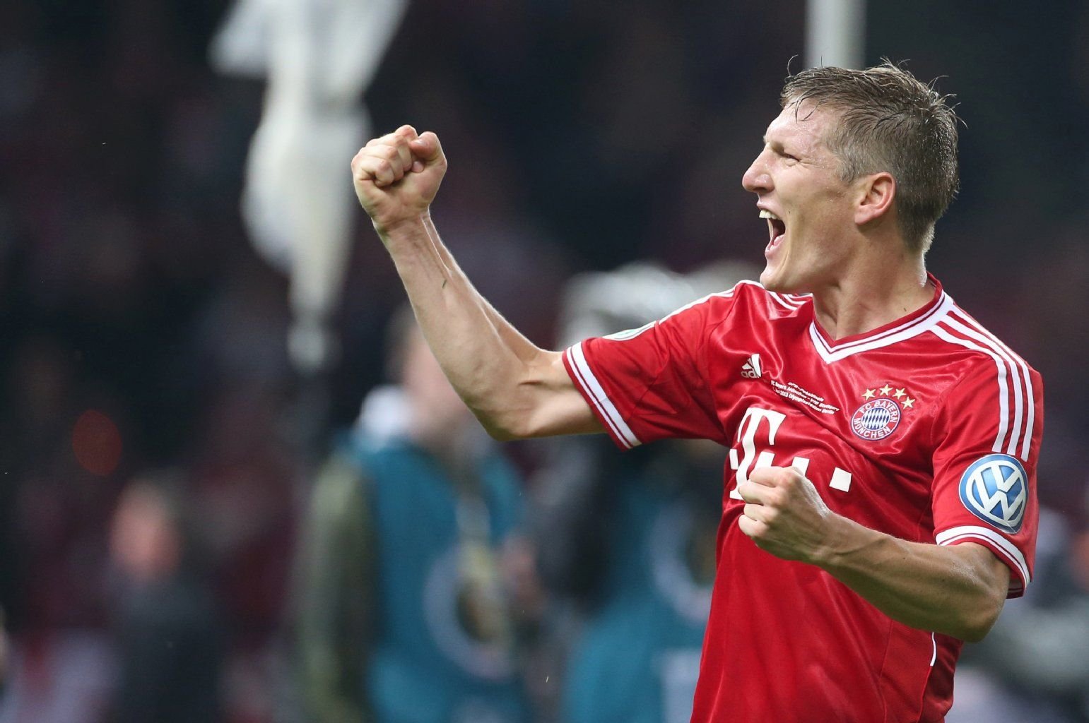 Sebastian Schweinsteiger freut sich über das Triple.