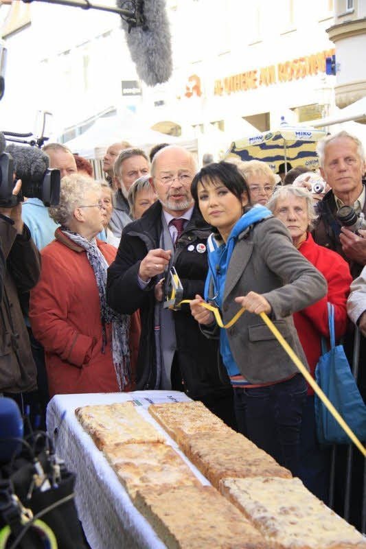 Der Zuckerkuchen zum vierten Zeitzer Zuckerfest knackte die 59-Meter-Rekordmarke vom Vorjahr: Er ist 86 Meter lang.