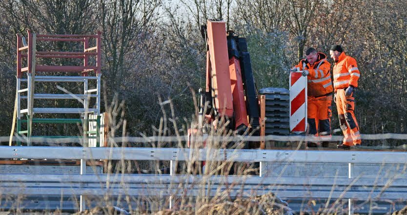Bauarbeiter hatten Montagfrüh mit dem Rückbau der umfangreichen Sperrungen begonnen.