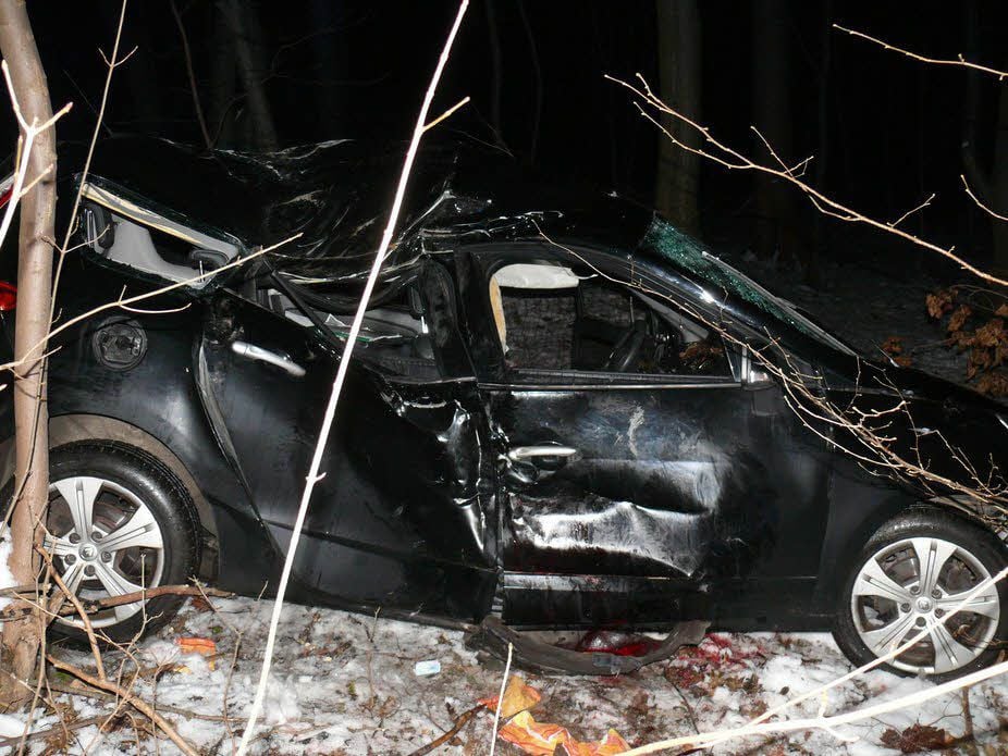 Das völlig zerstörte Auto steht am 11. Februar 2018 an der Unfallstelle in Blankenburg (Harz).