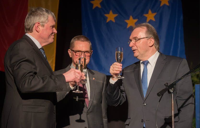 V.l.n.r.: Landrat Martin Skiebe, Kreistagsvorsitzender Michael Haase und Ministerpräsident Reiner Haseloff stoßen auf 2016 an.