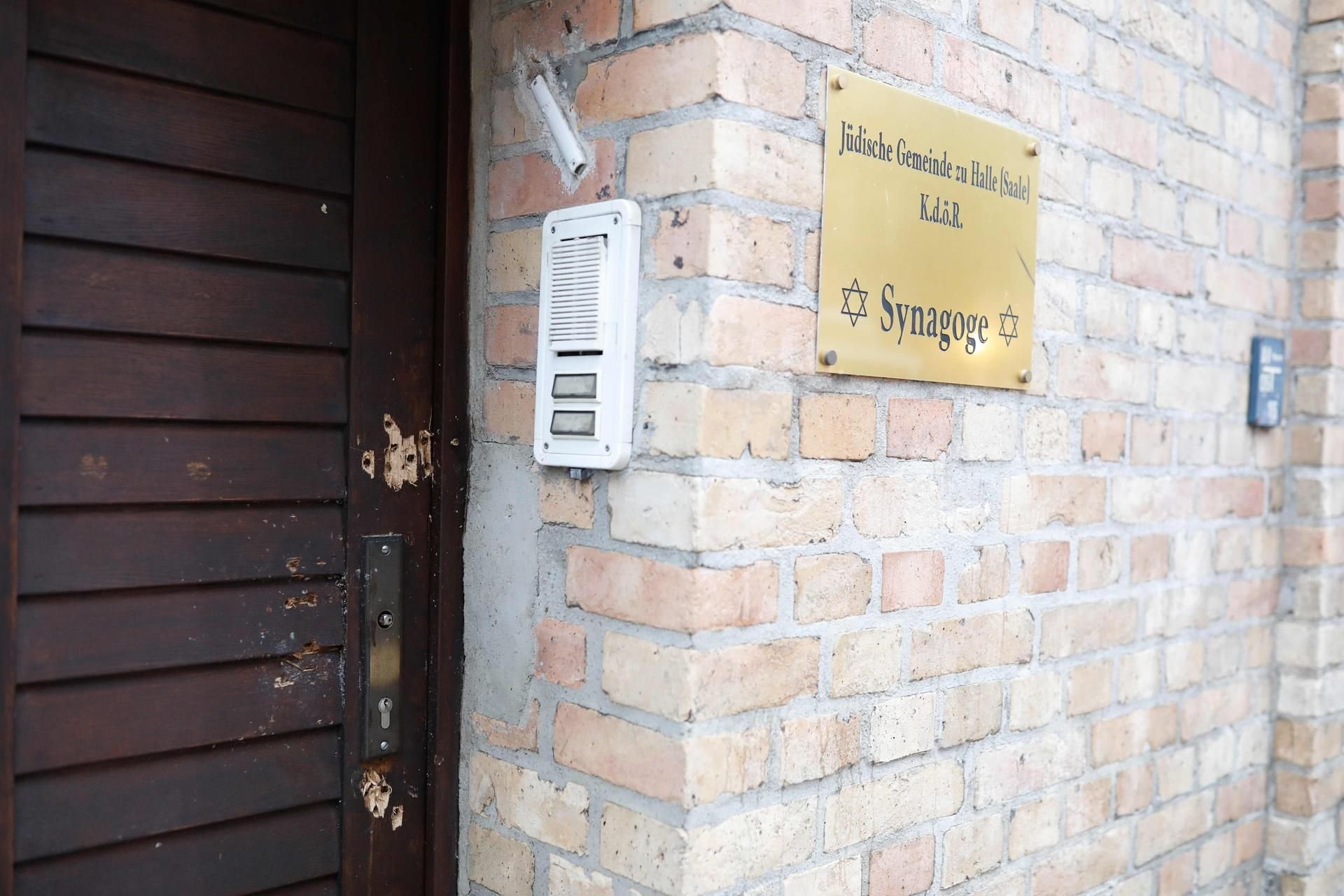 Einschlusslöcher am Eingang zur Synagoge in Halle