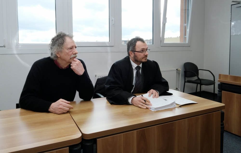 Andreas Splett (links) und sein Anwalt im Gerichtssaal.