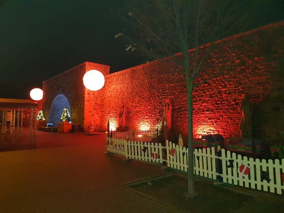 Die Aufbauarbeiten beim HFC für den Weihnachtsmarkt am Sonntag laufen bereits seit Dienstag.