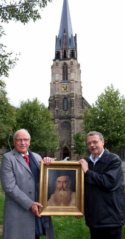 Jürgen Weigelt (l.) übergibt Pfarrer Karl-Heinz Schmidt das Bild.