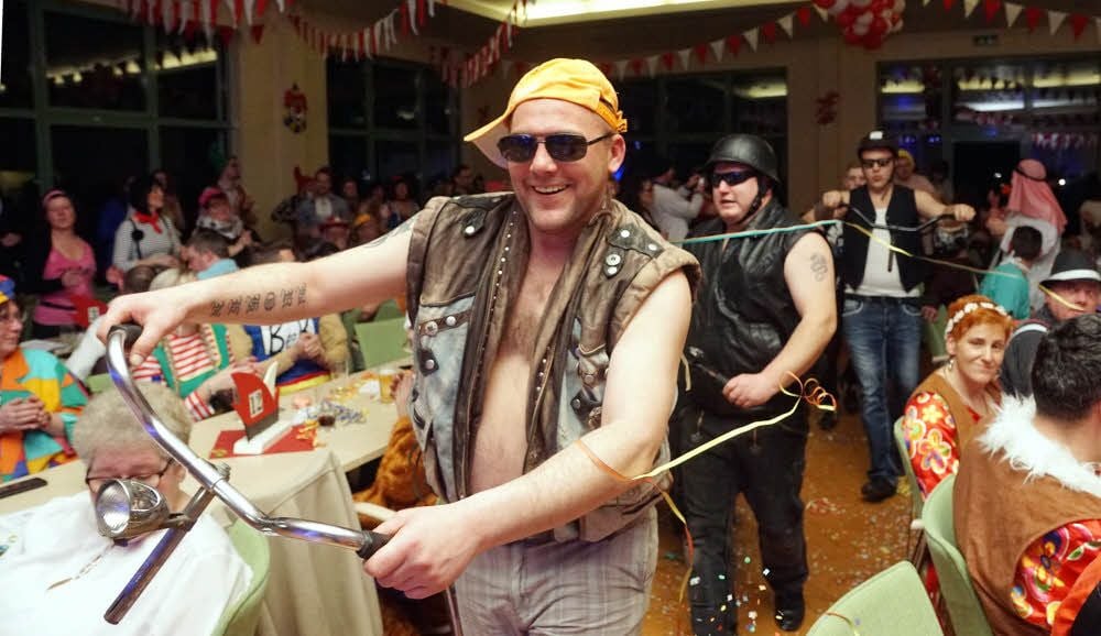 „Beinhart wie ein Rocker“, so marschierte das Männerballett ein.