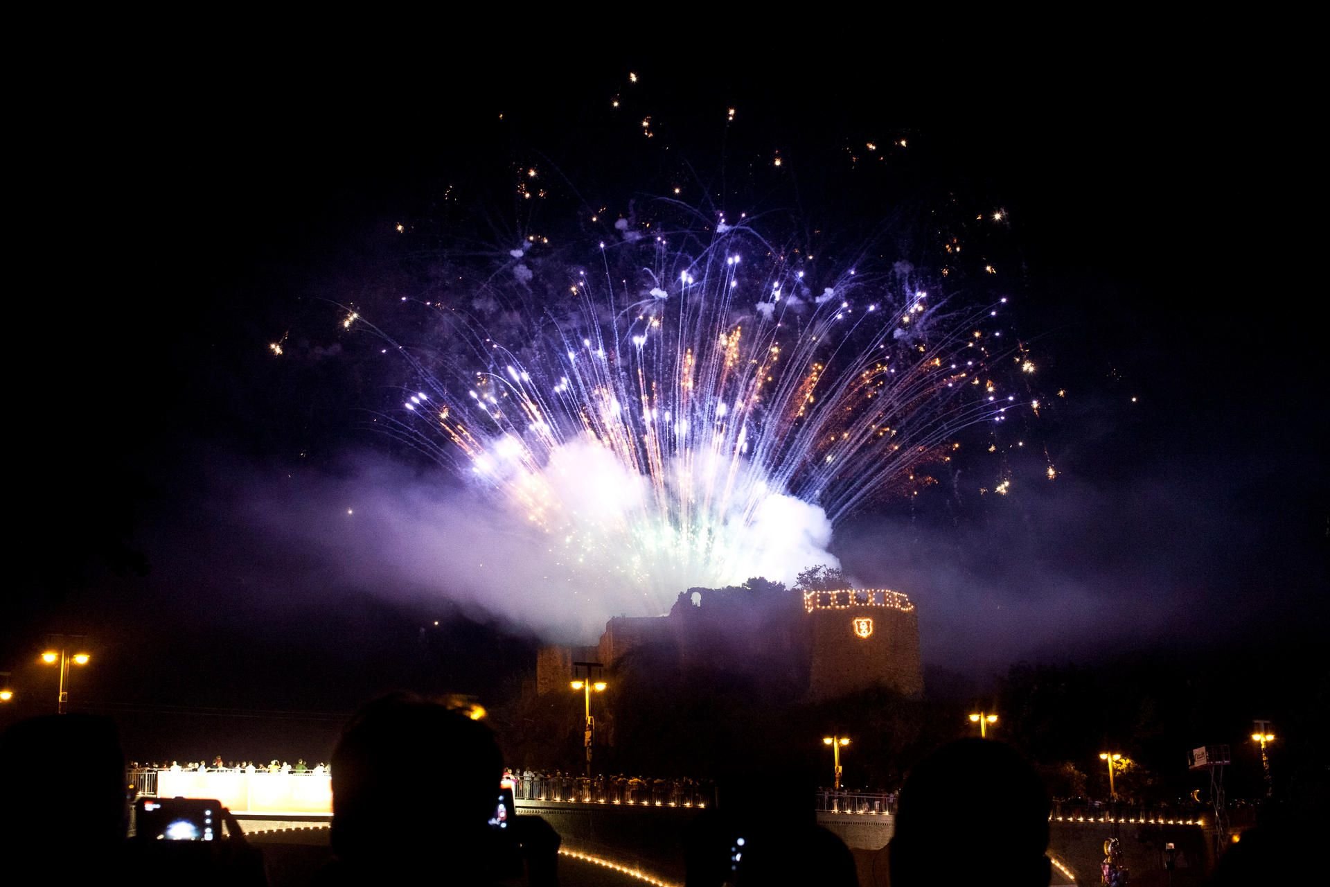 Das Feuerwerk über der Burg Giebichenstein am Samstagabend auf dem Laternenfest.