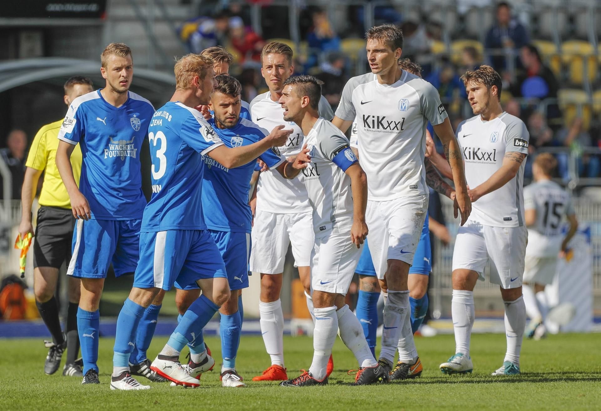 Jenas Sören Eismann (l.) muss sich nach seinem Tor jede Menge Kritik der Meppen gefallen lassen.