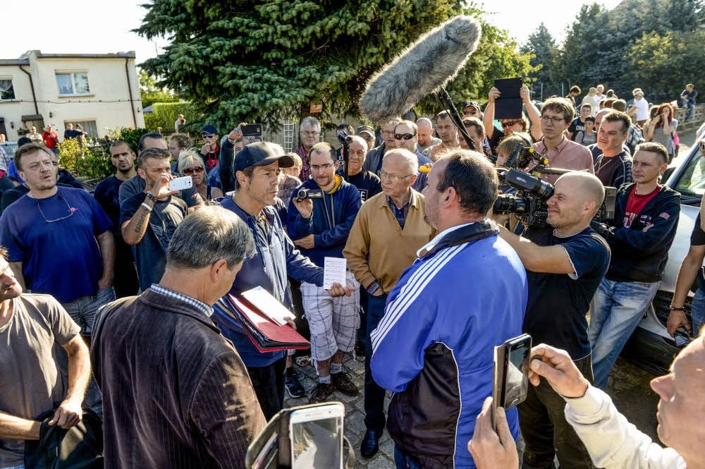 Staatsgründer Adrian Ursache (M., mit Basecap) erläutert vor laufenden Kameras seine selbstgemachten Staatsrechtstheorien.